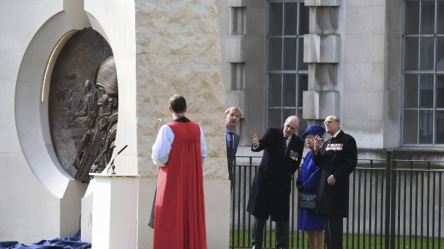 Inaugura monumento Reina Isabel II a caídos en Irak y Afganistán