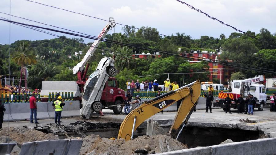 SCT buscará a responsables del socavón en el Paso Exprés