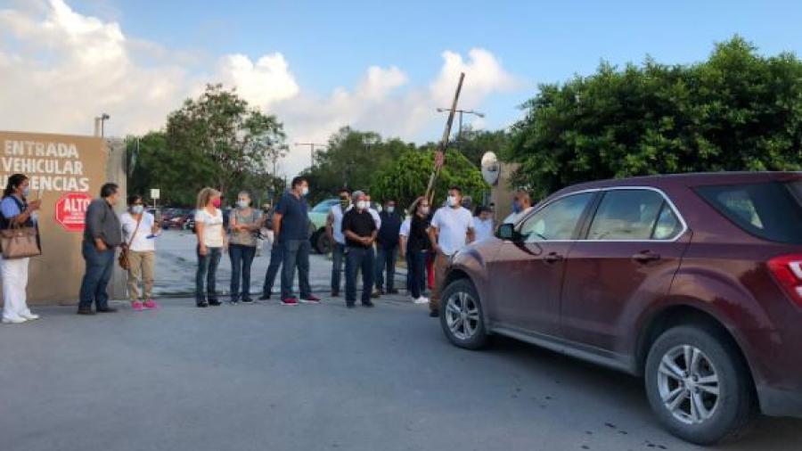 Trabajadores bloquean entrada al director de la Clínica de PEMEX