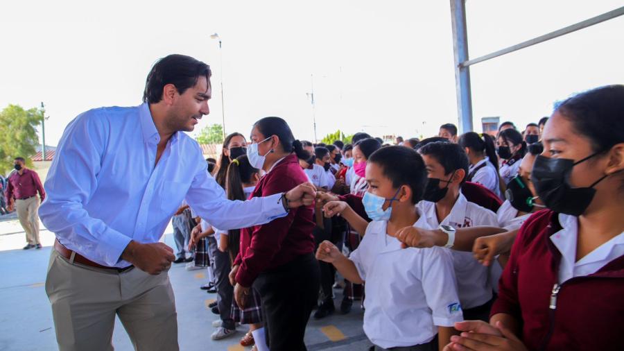 Recomendó Carlos Peña Ortiz a estudiantes cuidar su salud y no abandonar sus sueños