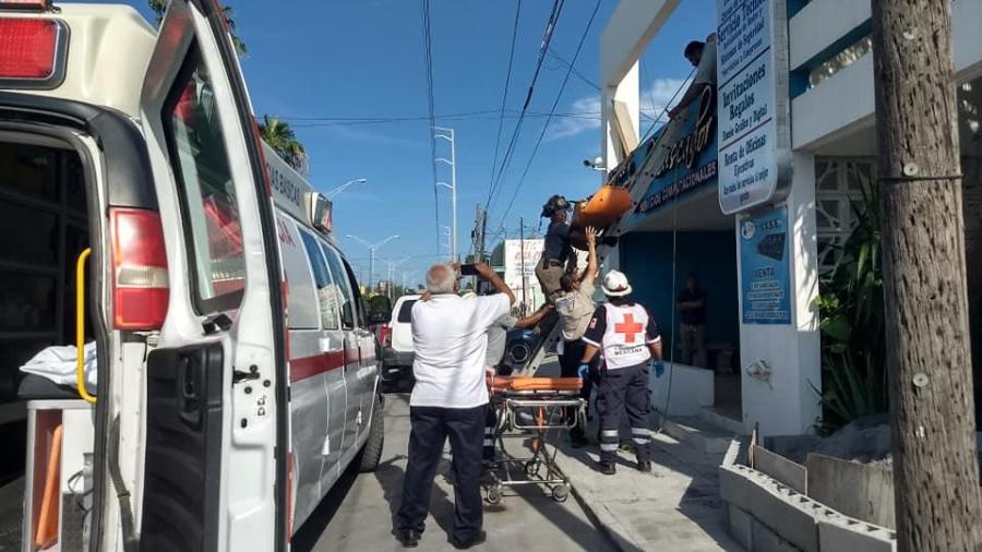 Cae pared de concreto y lesiona a un albañil