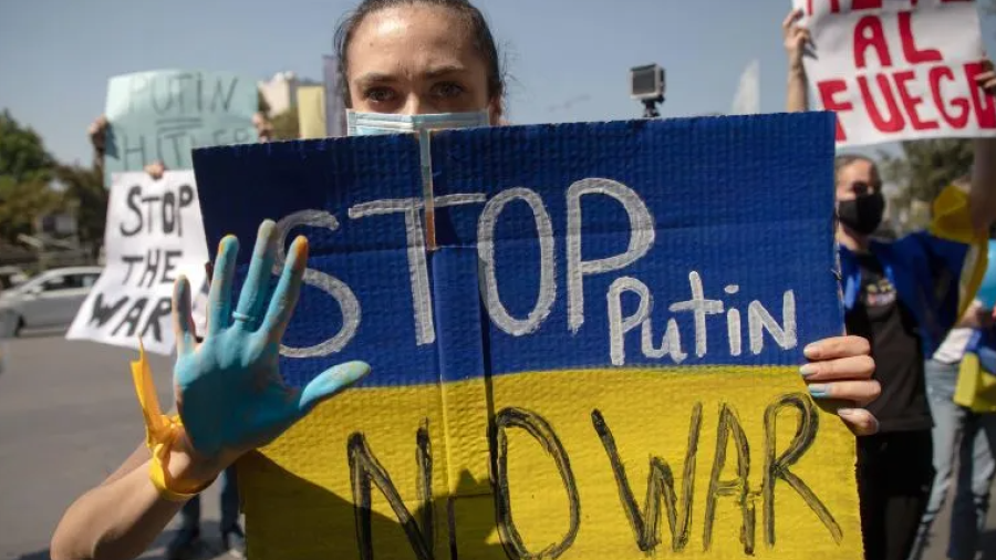 Ucranianos salen a manifestarse en la Ciudad de México en contra del ataque ruso contra su país 
