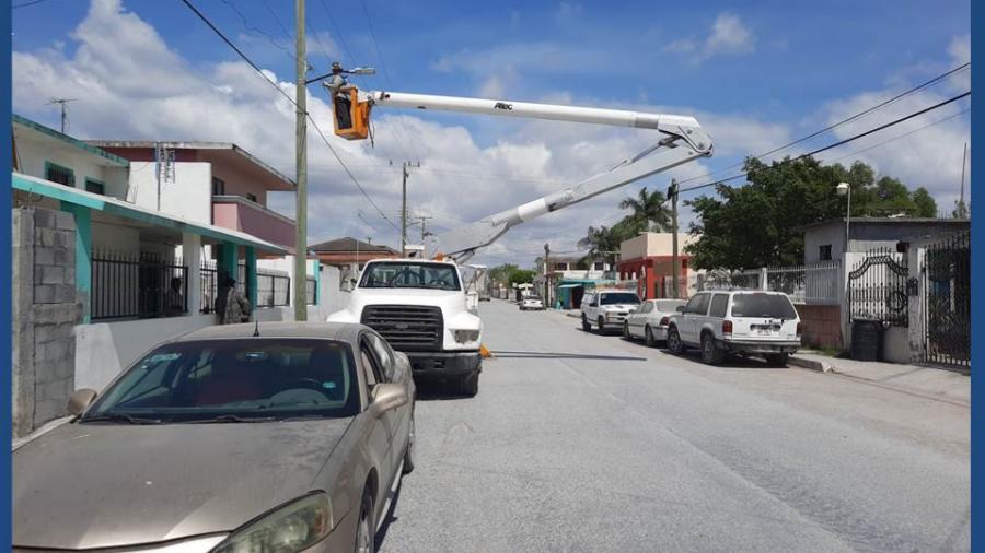 Iluminan cuadrillas más calles de la ciudad 