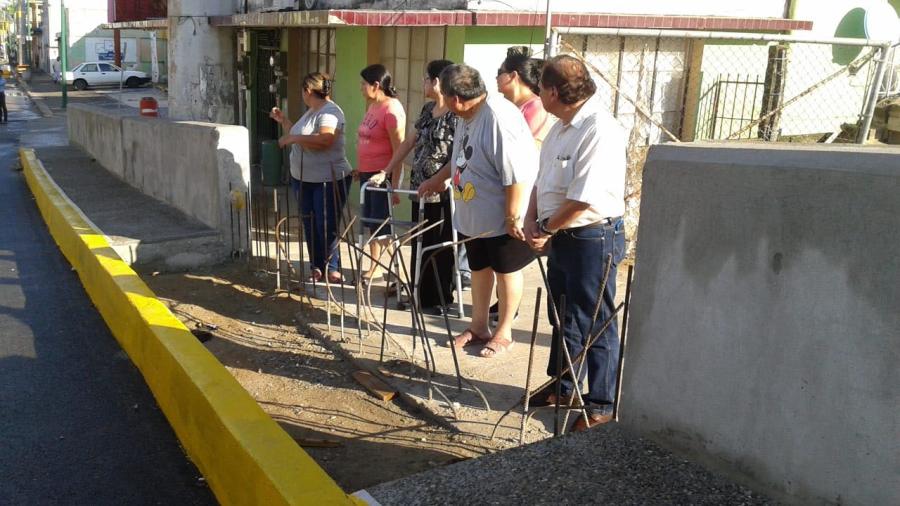 Constructora del puente en calle Estrella tapan cocheras a 6 familias