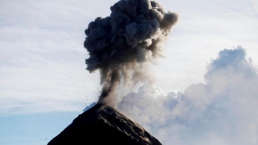 Volcán de Fuego entra en erupción; desalojan a 150 personas en Guatemala