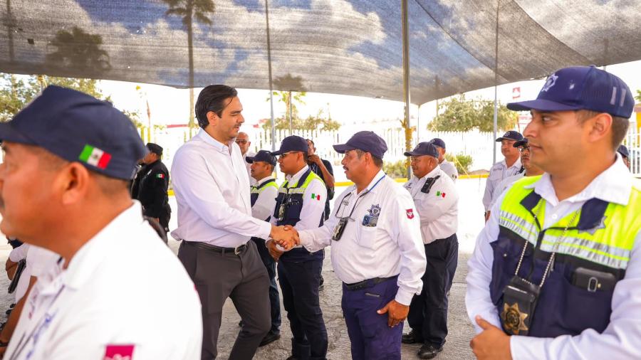 Carlos Peña Ortiz entrega uniformes y equipo táctico a Policía Vial y Guardia Estatal  