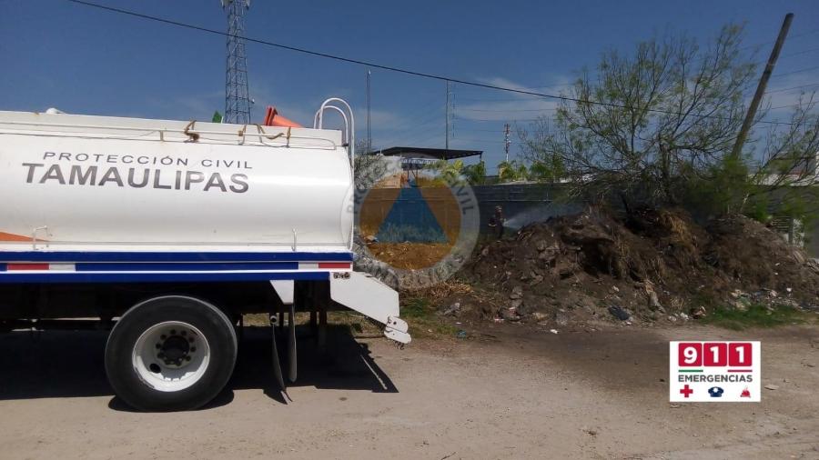 Miembros de Protección Civil controlan incendio de pastizales en Reynosa