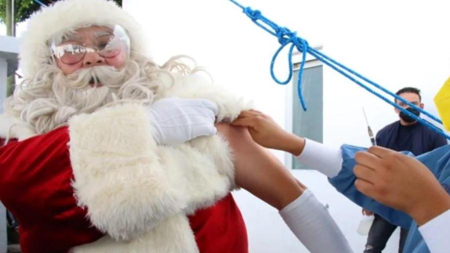 Acude Santa Claus a vacunarse en Nuevo Laredo