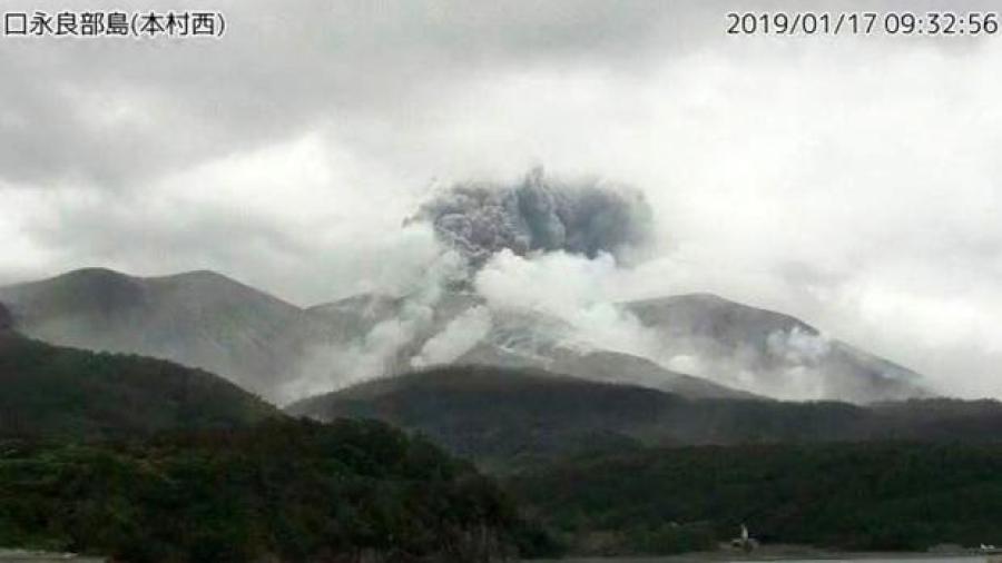 Volcán en la isla japonesa de Satsumaio hace erupción