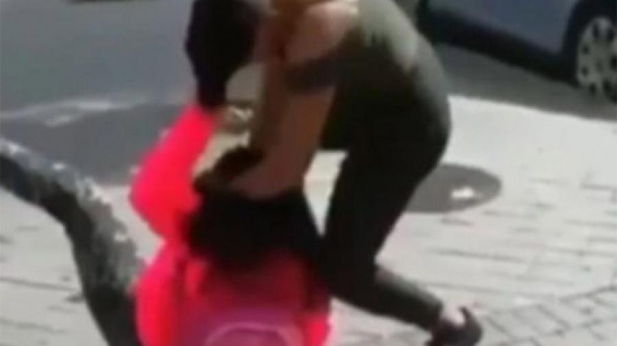 Graban golpiza a niña frente a escuela en Madrid