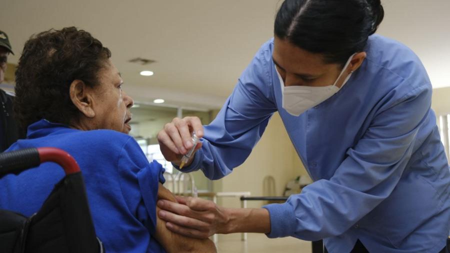 Encabezan DIF y Jurisdicción Sanitaria jornada de vacunación para adultos mayores 