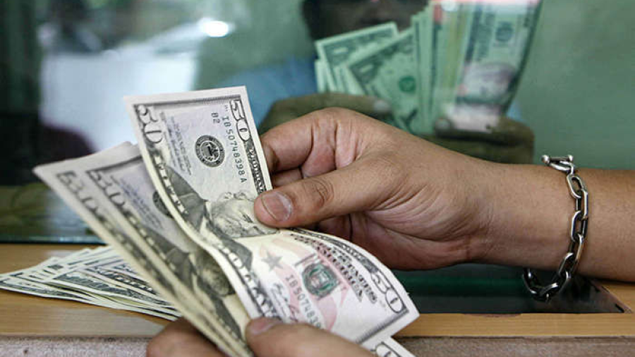 Dólar se vende en 18.46 pesos en el AICM