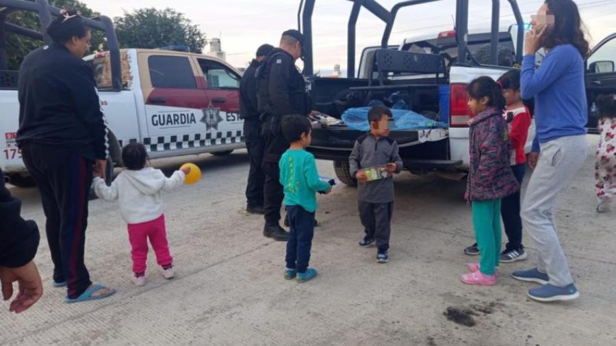 Guardia Estatal obsequia juguetes y dulces a menores de Ciudad Victoria