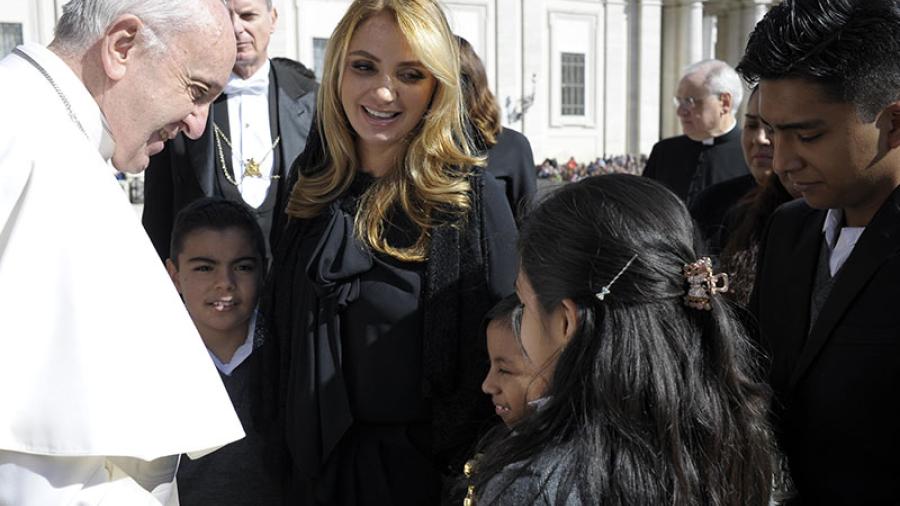 Angélica Rivera y niños del Hospital infantil visitan al Papa