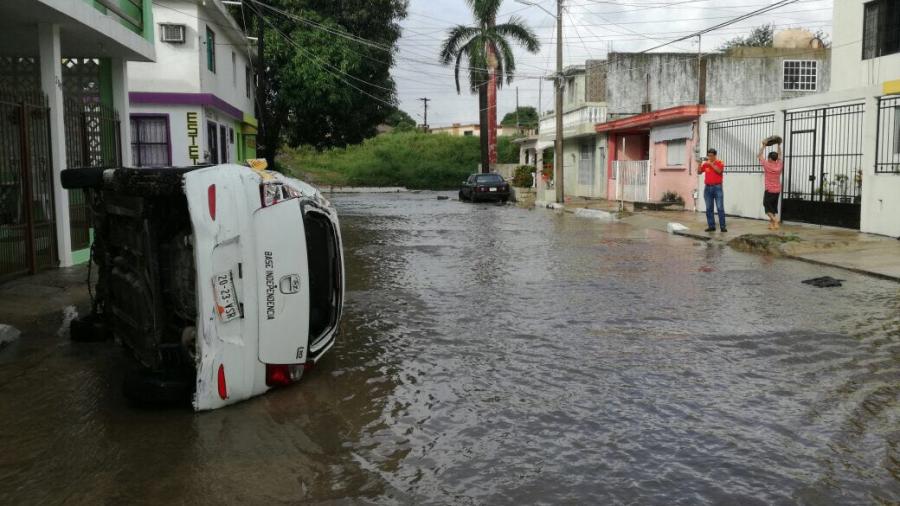 Corriente arrastra taxi en Madero