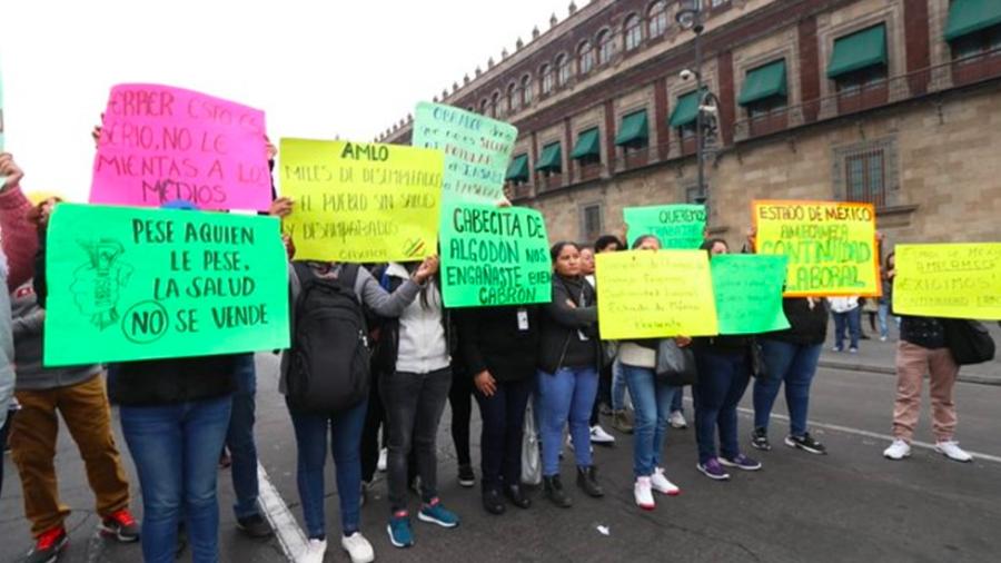 Ex trabajadores del Seguro Popular se manifiestan en Palacio Nacional