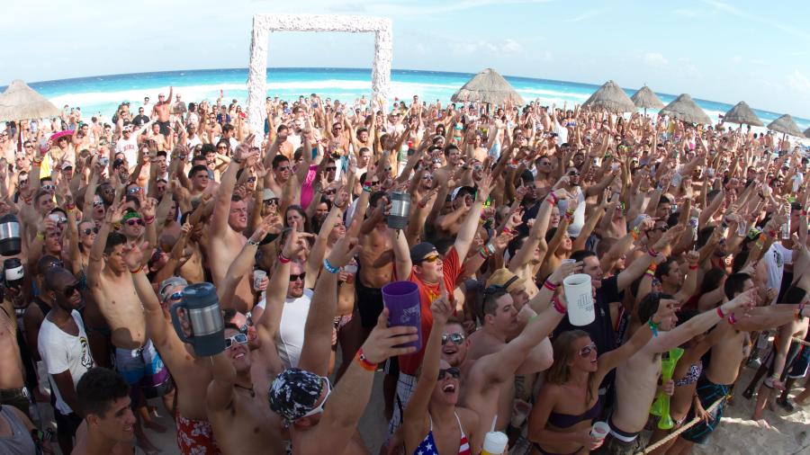 Jóvenes reclaman que el Coronavirus ha interrumpido su Spring break