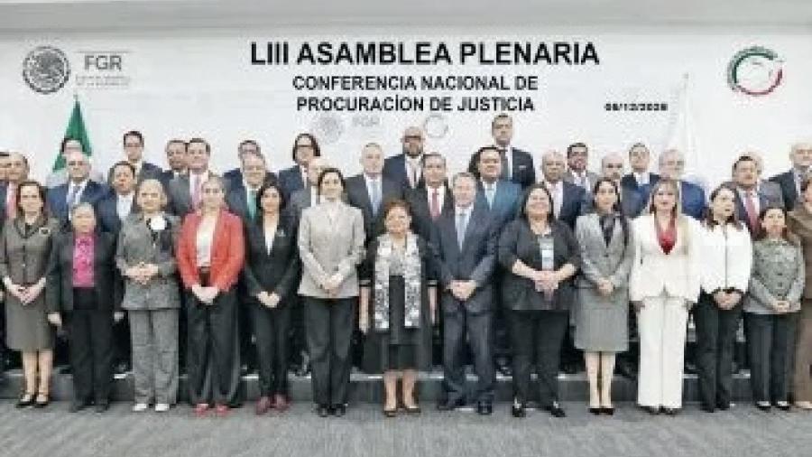 Ernestina Godoy dirige su primera reunión al frente de la FGR