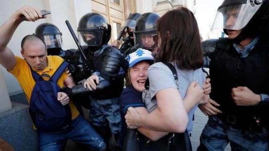Policía rusa arresta a cientos de personas durante protesta opositora