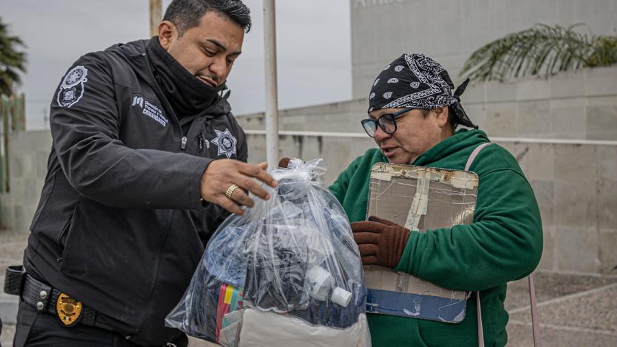 SSP y Transito apoya a familiares de pacientes en hospitales, por bajas temperaturas