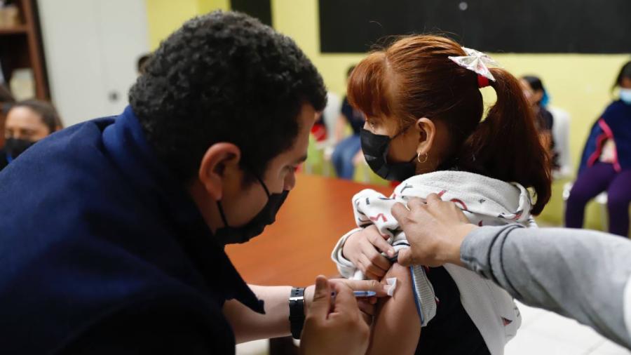Atienden a estudiantes de primaria Enrique Rebsamen con brigada de salud municipal 