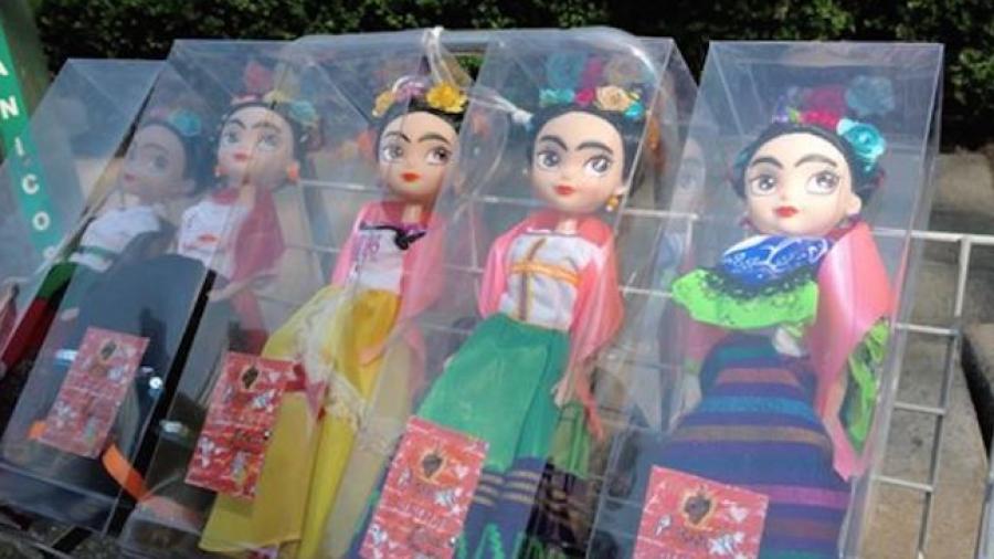 Abuelita conquista las redes sociales al vender muñecas de Frida Kahlo