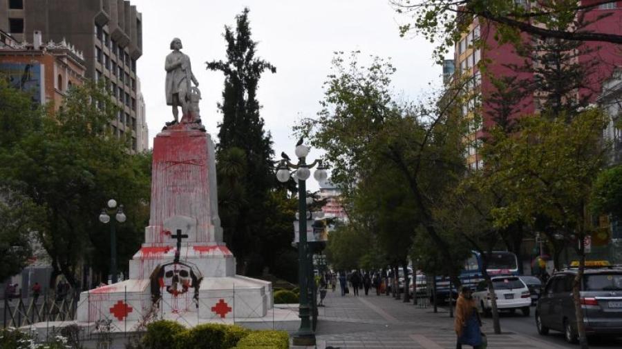 La estatua de Cristóbal Colón es vandalizada en Bolivia