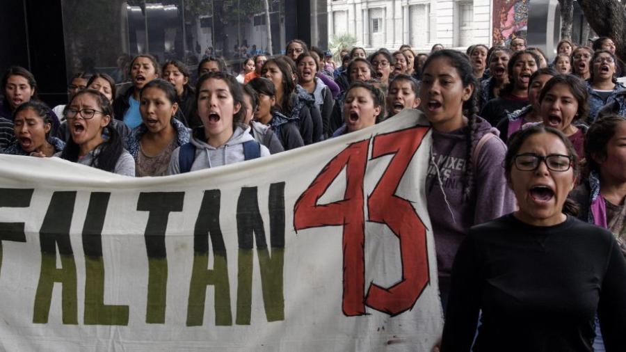 Niega AMLO que investigación de los 43 normalistas de Ayotzinapa se encuentre "estancada"