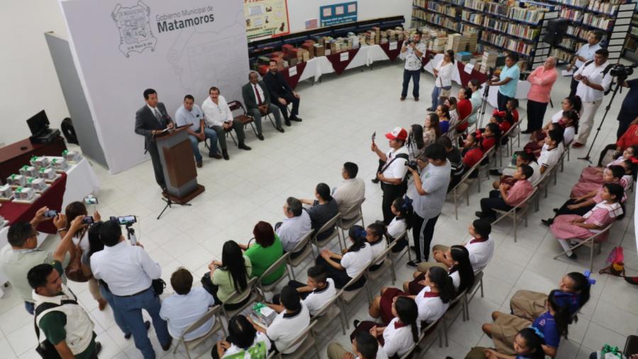 Fortalece alcalde bibliotecas escolares