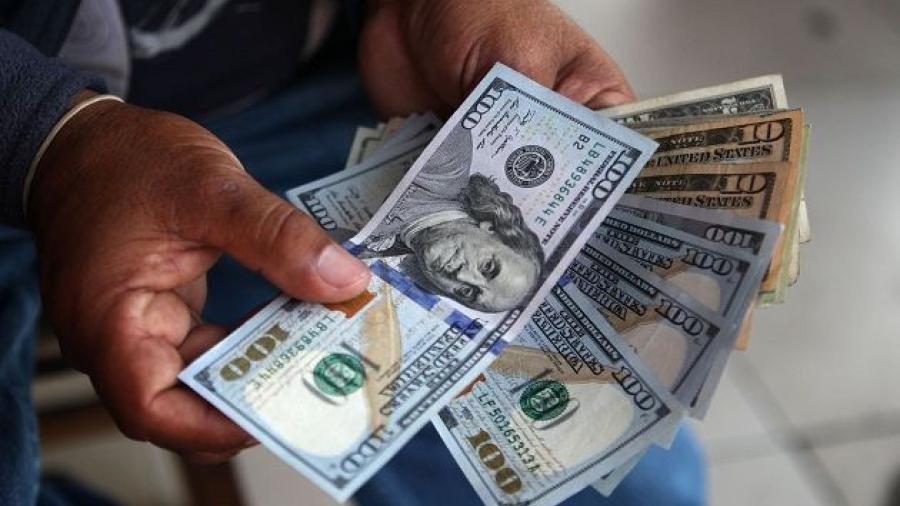 Dólar cotiza a la venta en 19.17 pesos en casas de cambio 