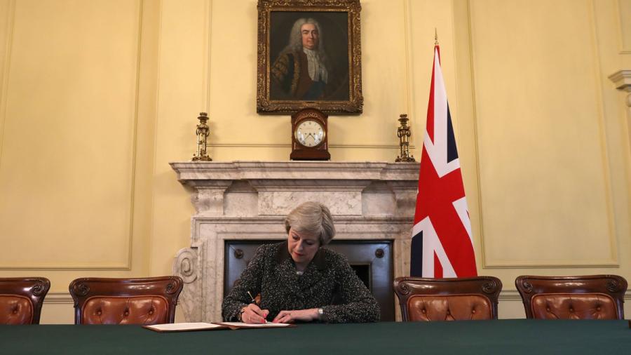 Ministra britanica firma carta oficial para salida de RU