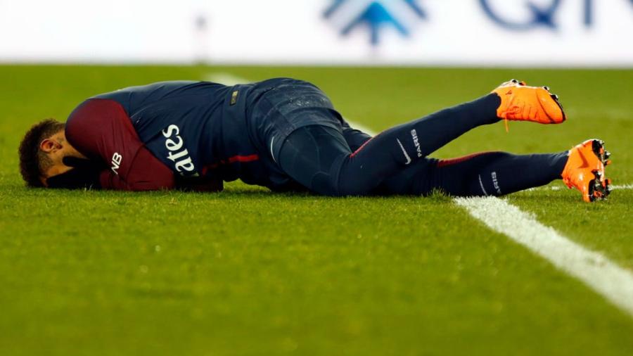 Reportan que Neymar se operará y no jugará ante el Madrid