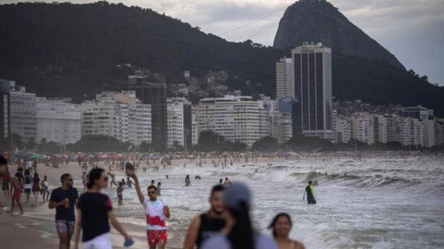 Río de Janeiro reabre sus playas y parques