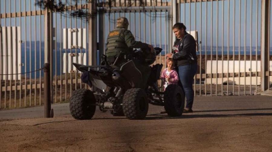 Migrantes cruzan muro y son arrestados