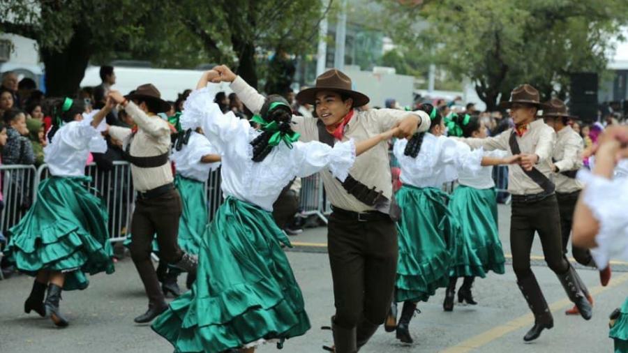 En Victoria se desarrolla el desfile del 20 de noviembre sin novedad