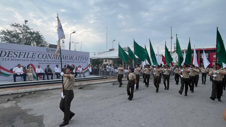 Disfrutan familias desfile por 214 años de la Independencia de México