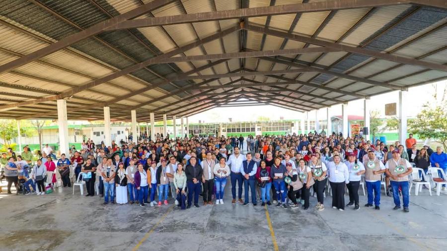Apoya Carlos Peña Ortiz entrega de Becas Rita Cetina en secundarias de Reynosa