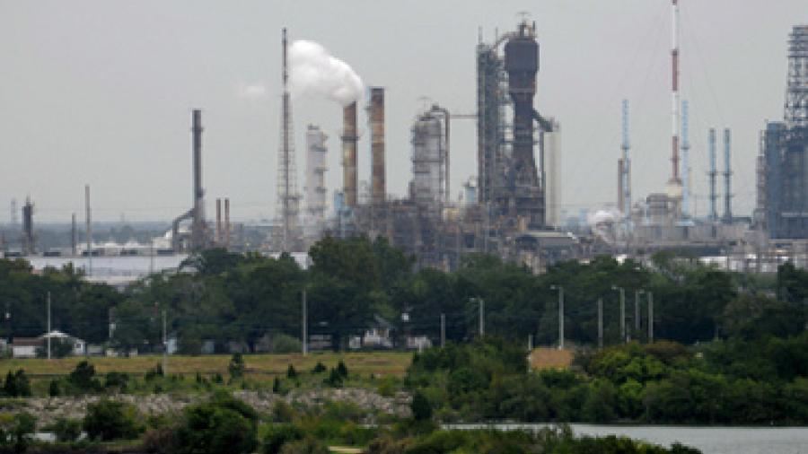 Evacuan refinerías del Golfo de México ante amenaza de Harvey