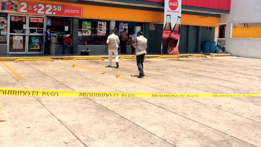 Balean a mujer saliendo de tienda