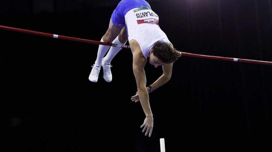 Armand Duplantis rompe récord mundial de salto con pértiga