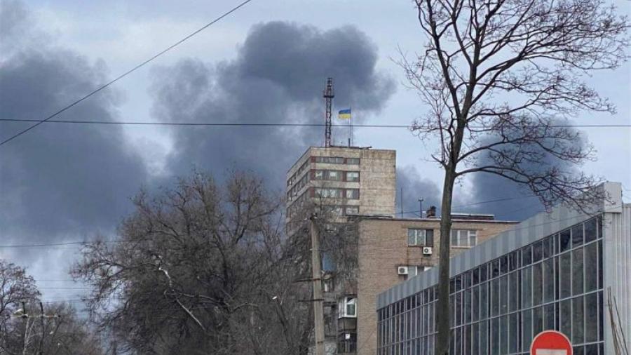 Militares rusos bombardean escuela con civiles dentro en Mariupol