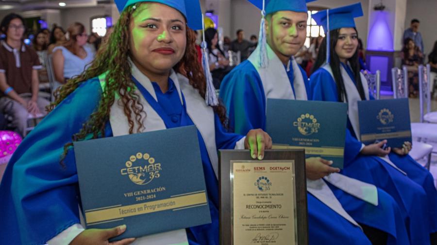 Asiste Alcalde Dr. Rubén Sauceda Lumbreras a ceremonia de graduación del CETMAR 35