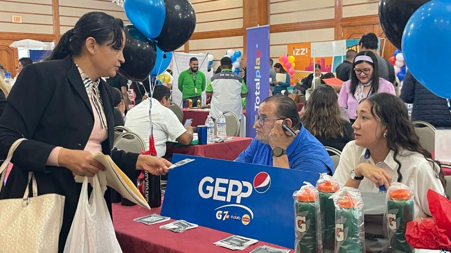 Ofertan mas de mil vacantes en Feria del Empleo para la Mujer