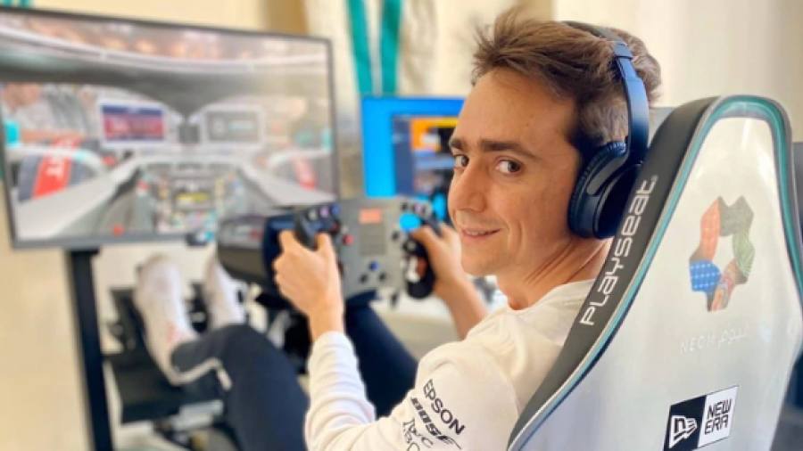 Esteban Gutiérrez entrena con videjuegos de carreras