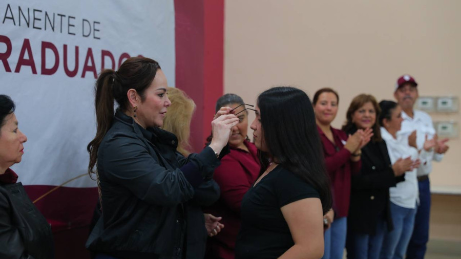 Entrega Gobierno Municipal m&aacute;s de 200 anteojos graduados 