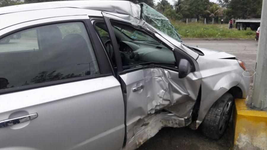 Profesora derrapa en pavimento mojado e impacta contra un poste