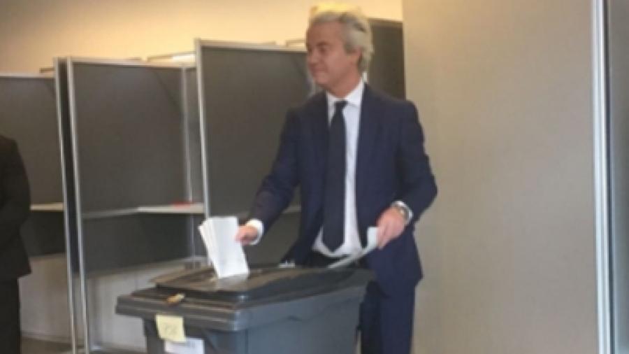 Baja Wilders mientras crisis turca favorece a primer ministro holandés Rutte