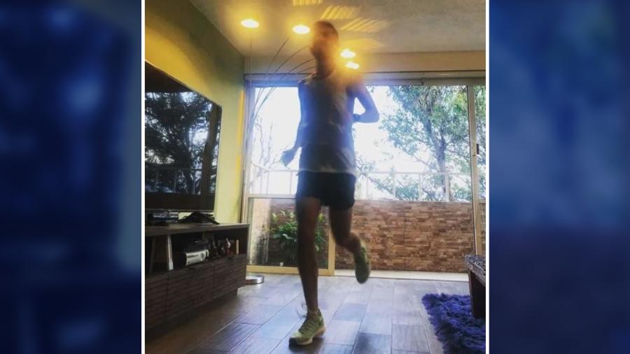 Hombre decide correr un maratón ¡en la sala de su casa!
