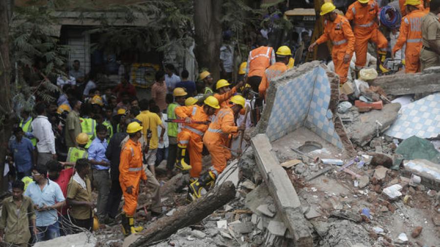 Derrumbe de edificio en India deja 6 muertos y 9 heridos