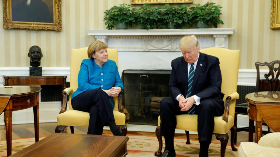 Evitan Trump y Merkel el ya típico "estrechón" de manos